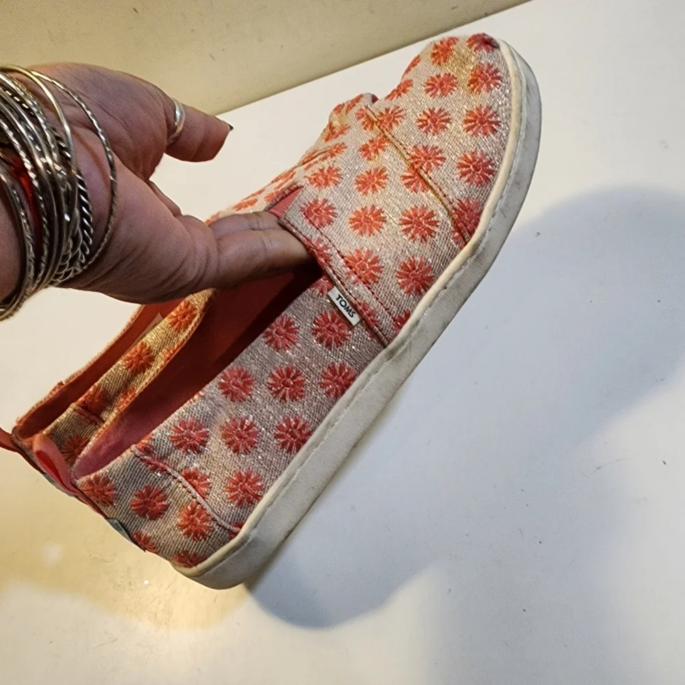 TOMS Floral Embroidered Slip-On Espadrilles Size Y6 Futs 8.5